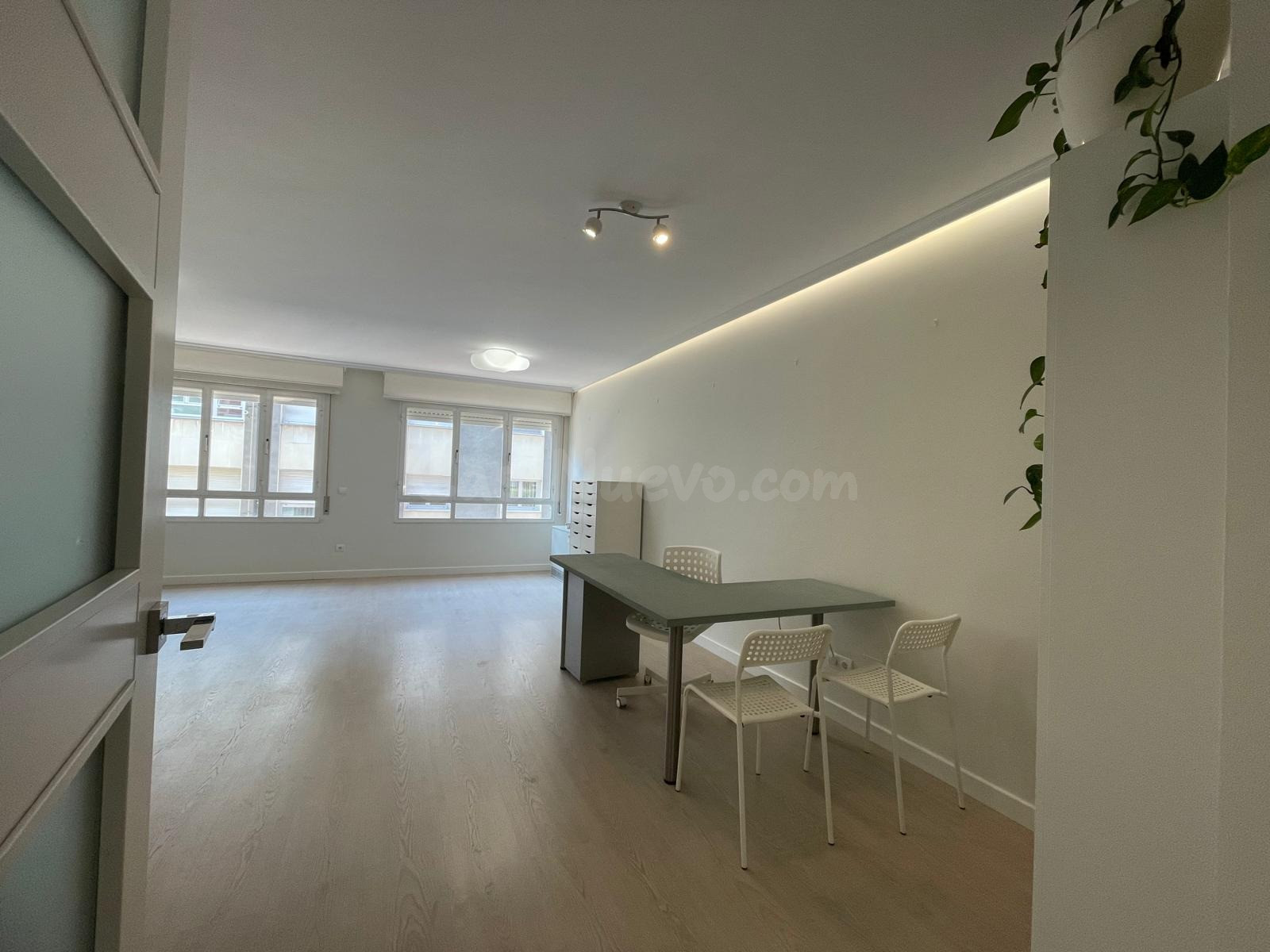 SE ALQUILA PISO CON TERRAZA, AMPLIO Y LUMINOSO EN ZONA ALTA