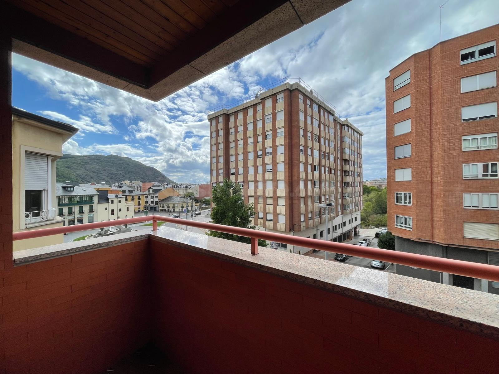 SE VENDE PISO SOLEADO CON TERRAZA ZONA CORREOS