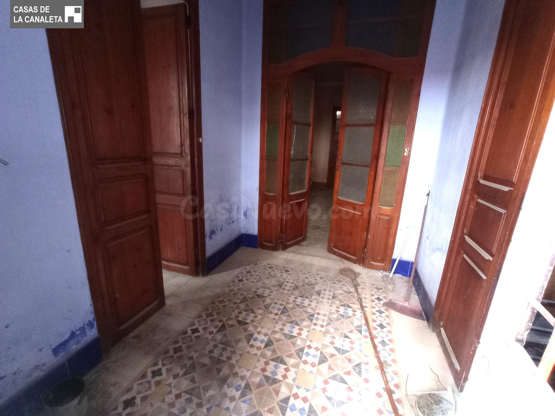 CASA INDEPENDIENTE EN MISLATA PARA DERRIBAR O REHABILITAR TO - foto 2