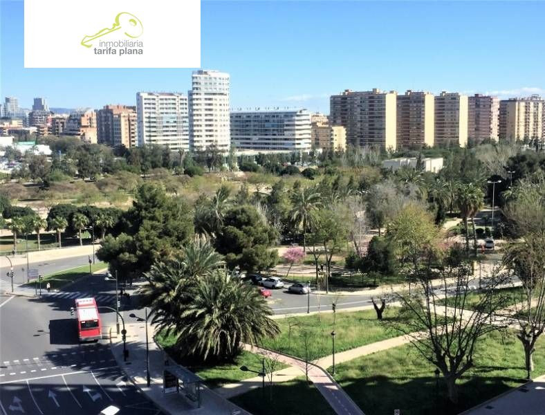 Ático de 90m2 y 50m2 de terraza con vistas al río y al lado  - foto 3