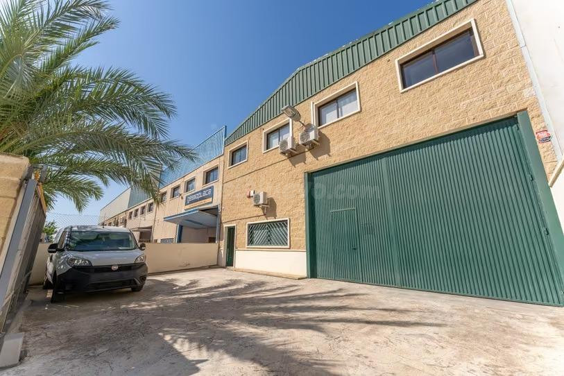 NAVE DE 1.370 M2 EN POL. TRES HERMANAS DE ASPE