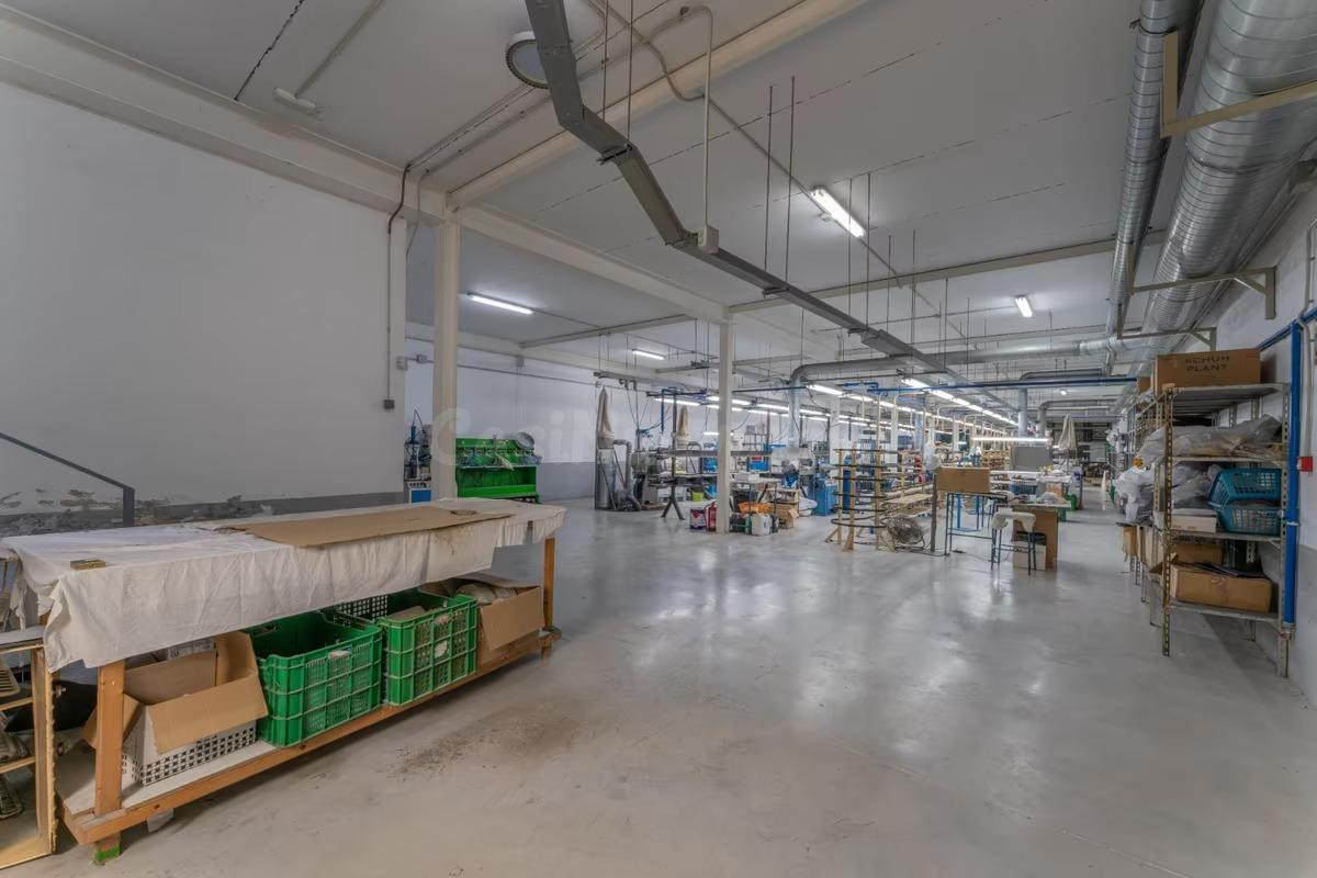NAVE DE 1.370 M2 EN POL. TRES HERMANAS DE ASPE - foto 4