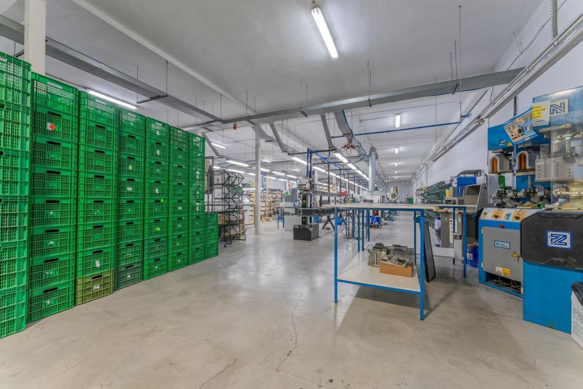 NAVE DE 1.370 M2 EN POL. TRES HERMANAS DE ASPE - foto 5