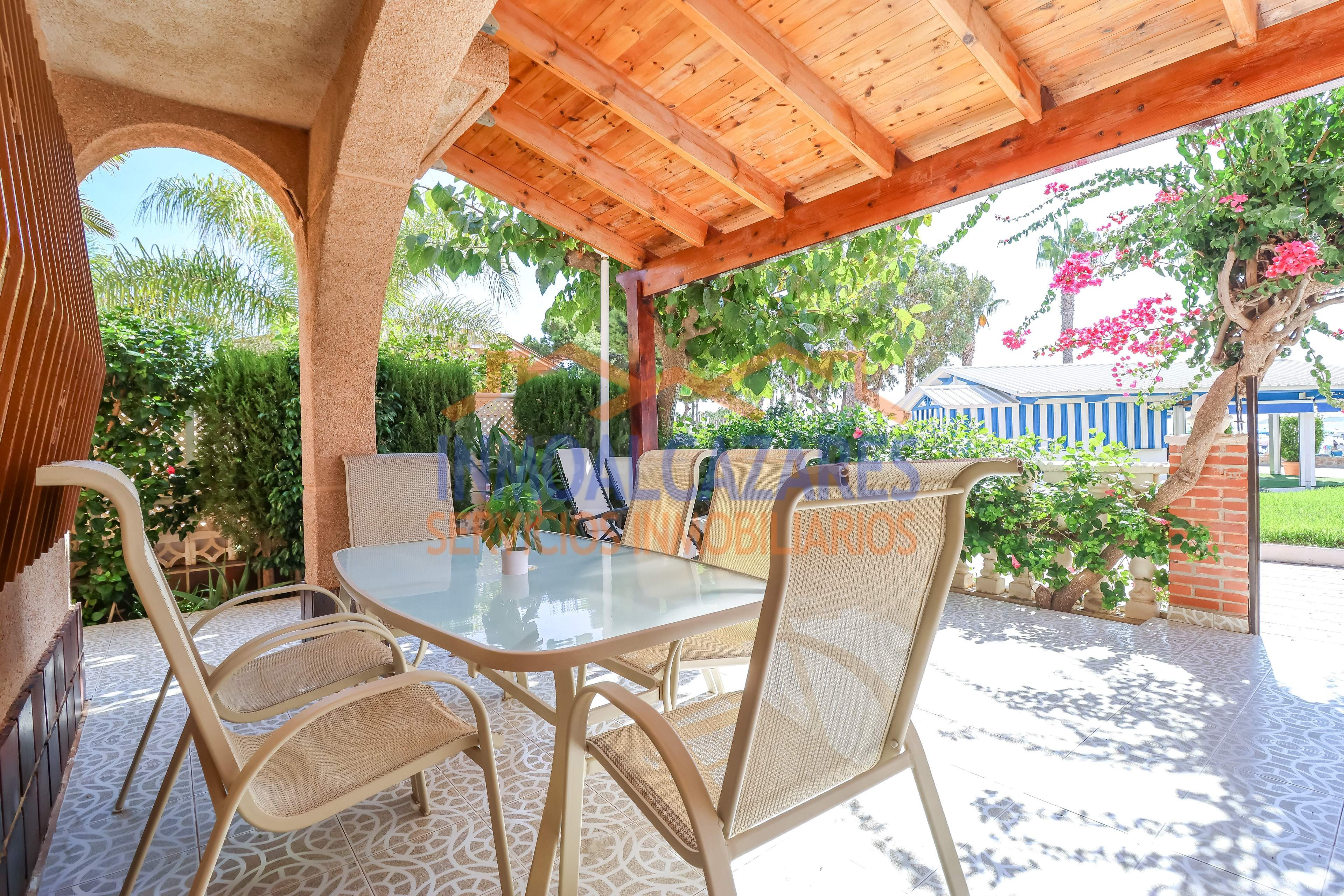 PAREADO TIPO DUPLEX DE 5 DORMITORIOS, 2 BAÑOS Y JARDÍN CON VISTAS, EN PRIMERA LÍNEADE PLAYA. EN LOS NAREJOS, MURCIA