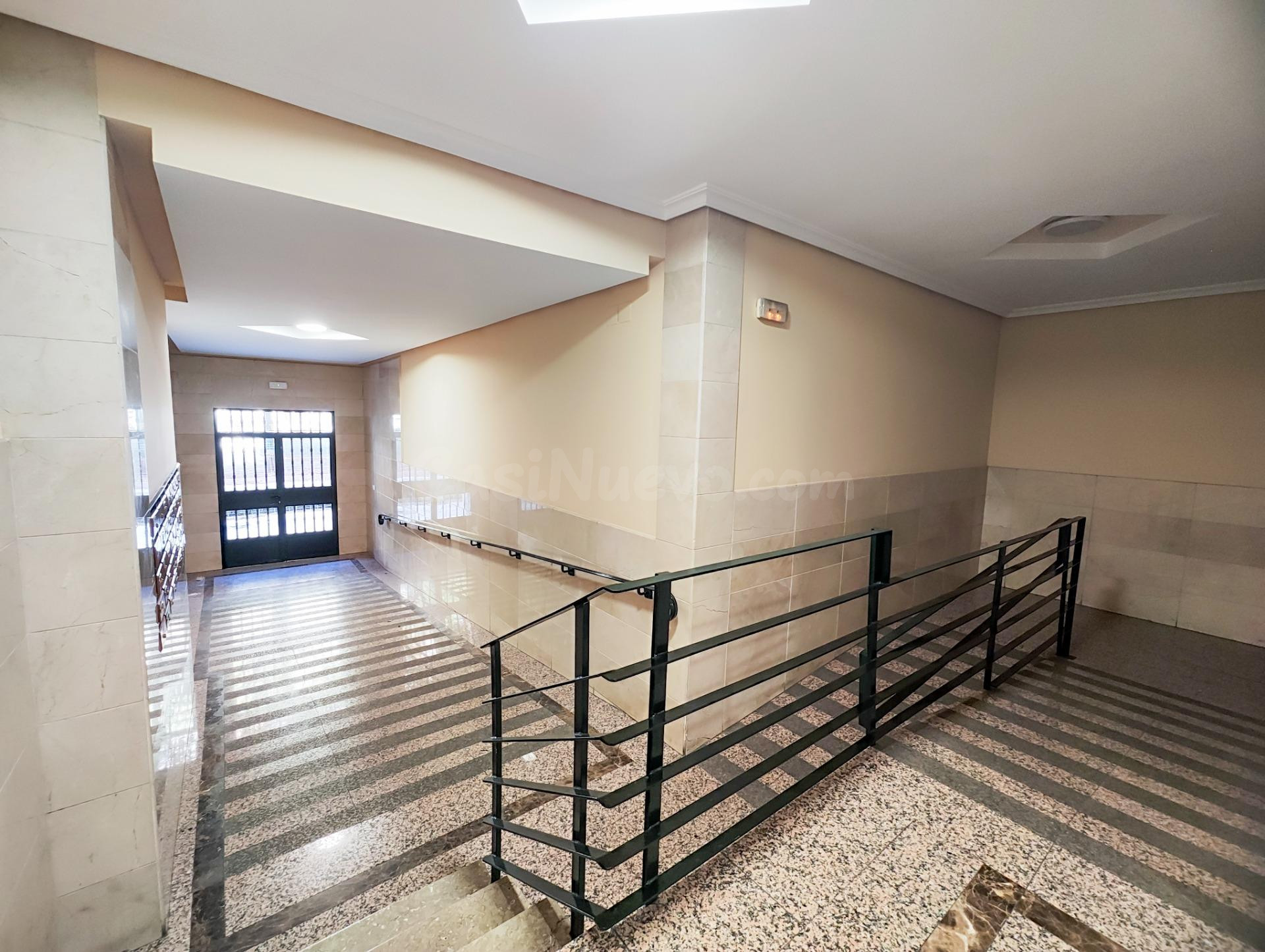Piso con Plaza de Aparcamiento, Paseo San Gregorio. - foto 2