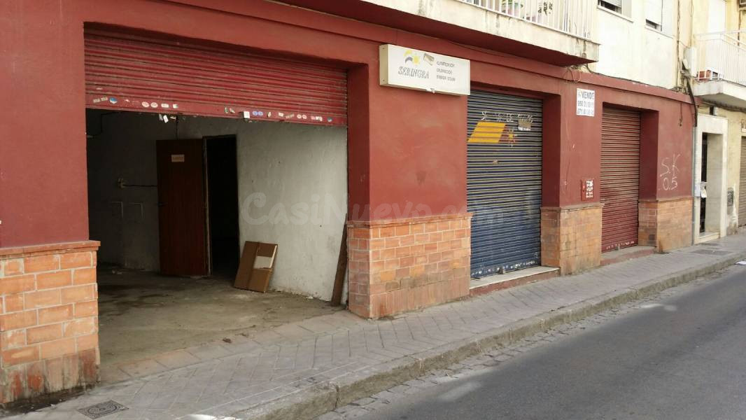 Gran local comercial de 180 m2 con tres escaparates junton a