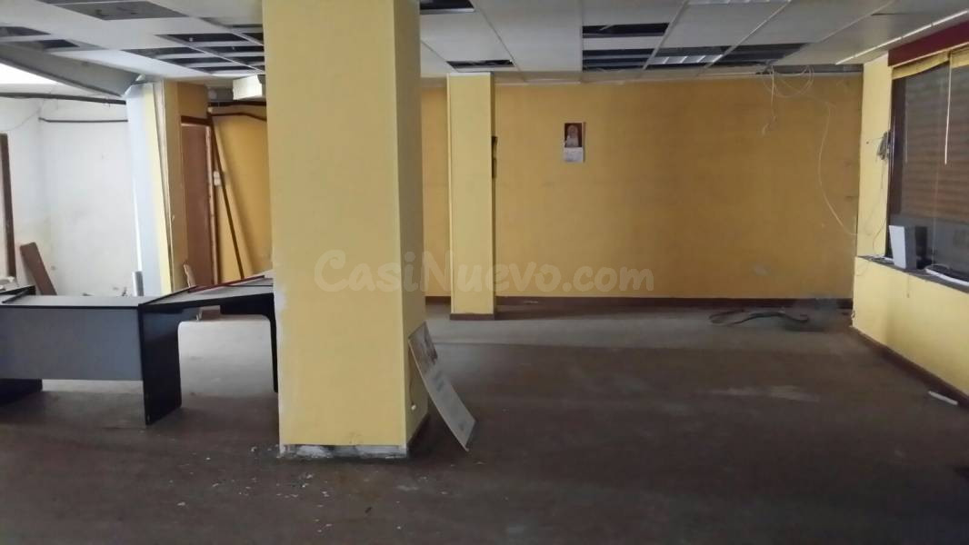 Gran local comercial de 180 m2 con tres escaparates junton a - foto 2