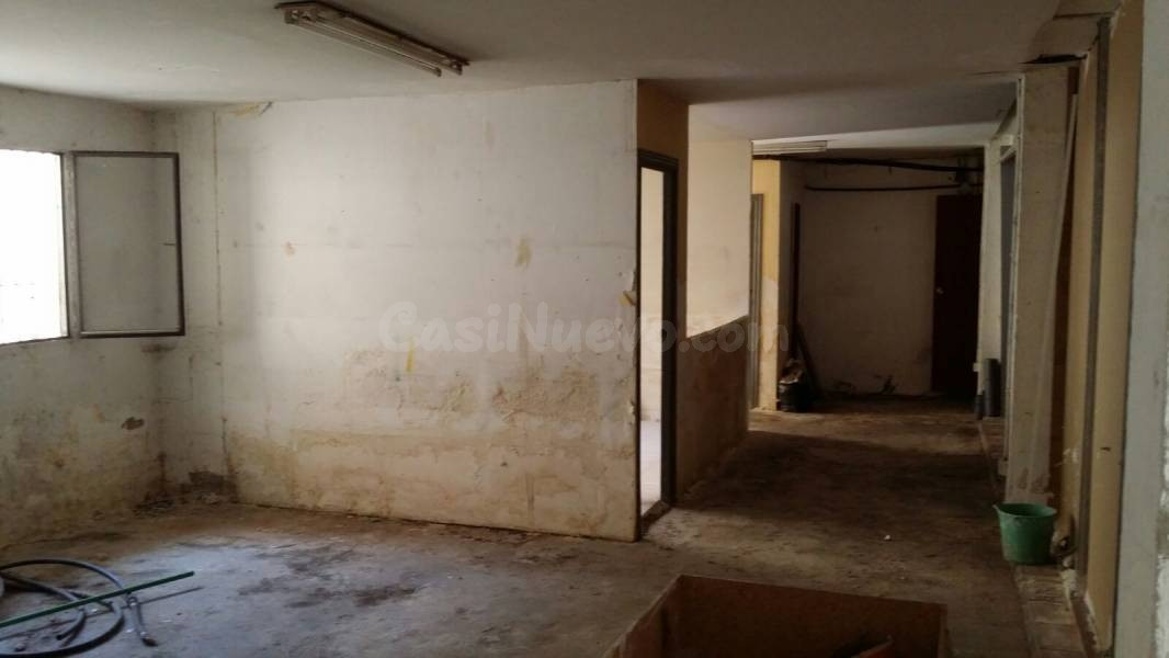 Gran local comercial de 180 m2 con tres escaparates junton a - foto 4