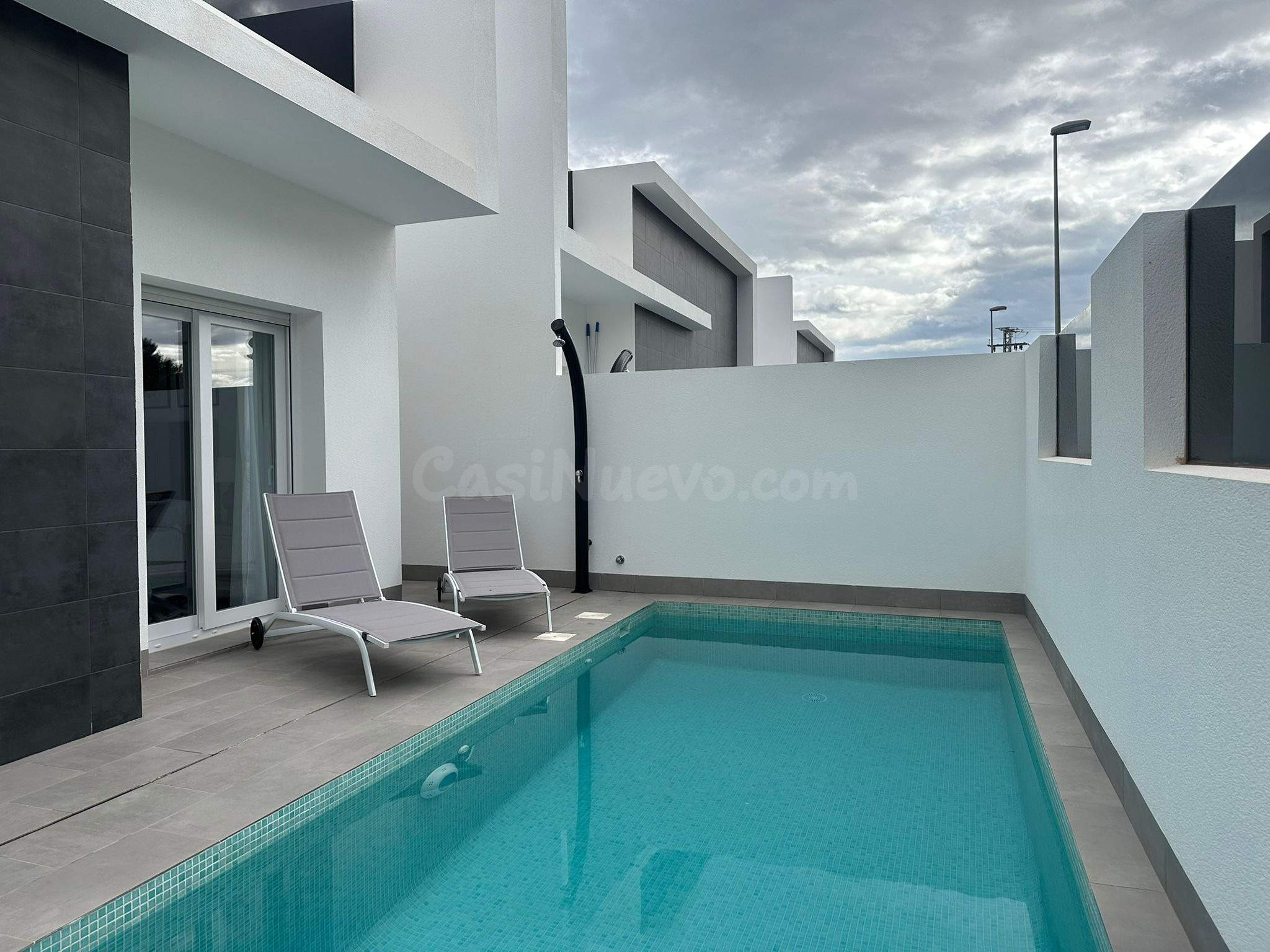 VILLA DE OBRA NUEVA CON 3 DORMITORIOS,2 BAÑOS, SOLÁRIUM Y PI