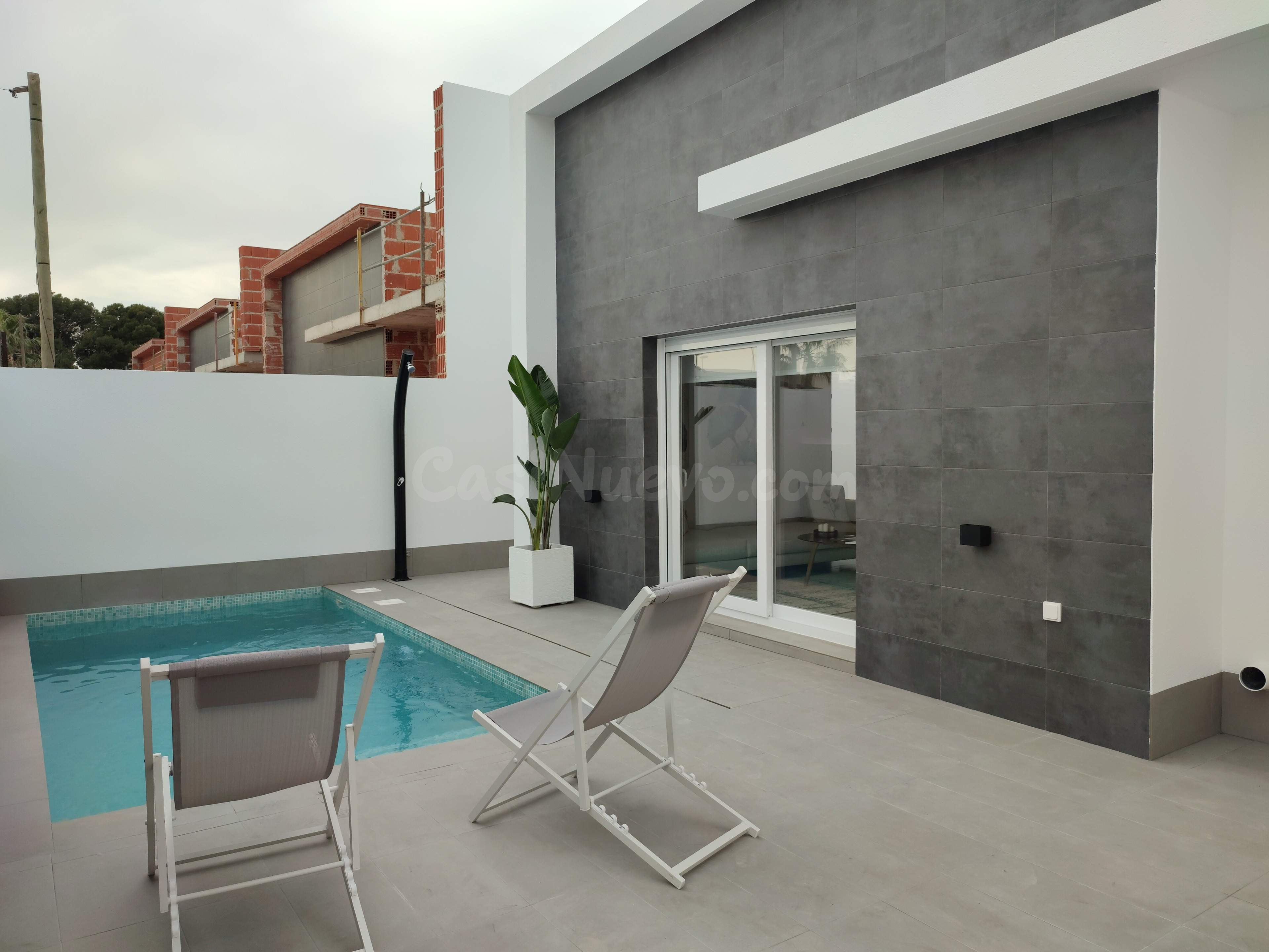 VILLA DE OBRA NUEVA CON 3 DORMITORIOS,2 BAÑOS, SOLÁRIUM Y PI - foto 2