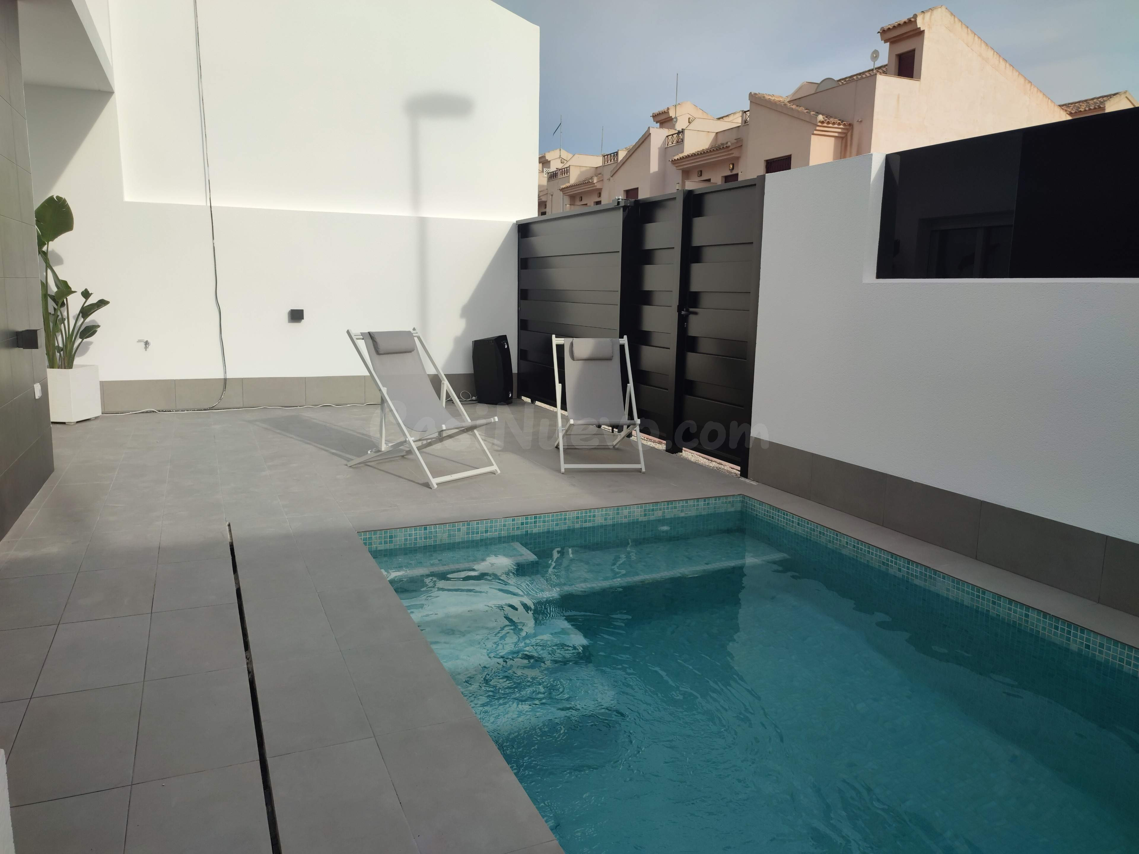 VILLA DE OBRA NUEVA CON 3 DORMITORIOS,2 BAÑOS, SOLÁRIUM Y PI - foto 3
