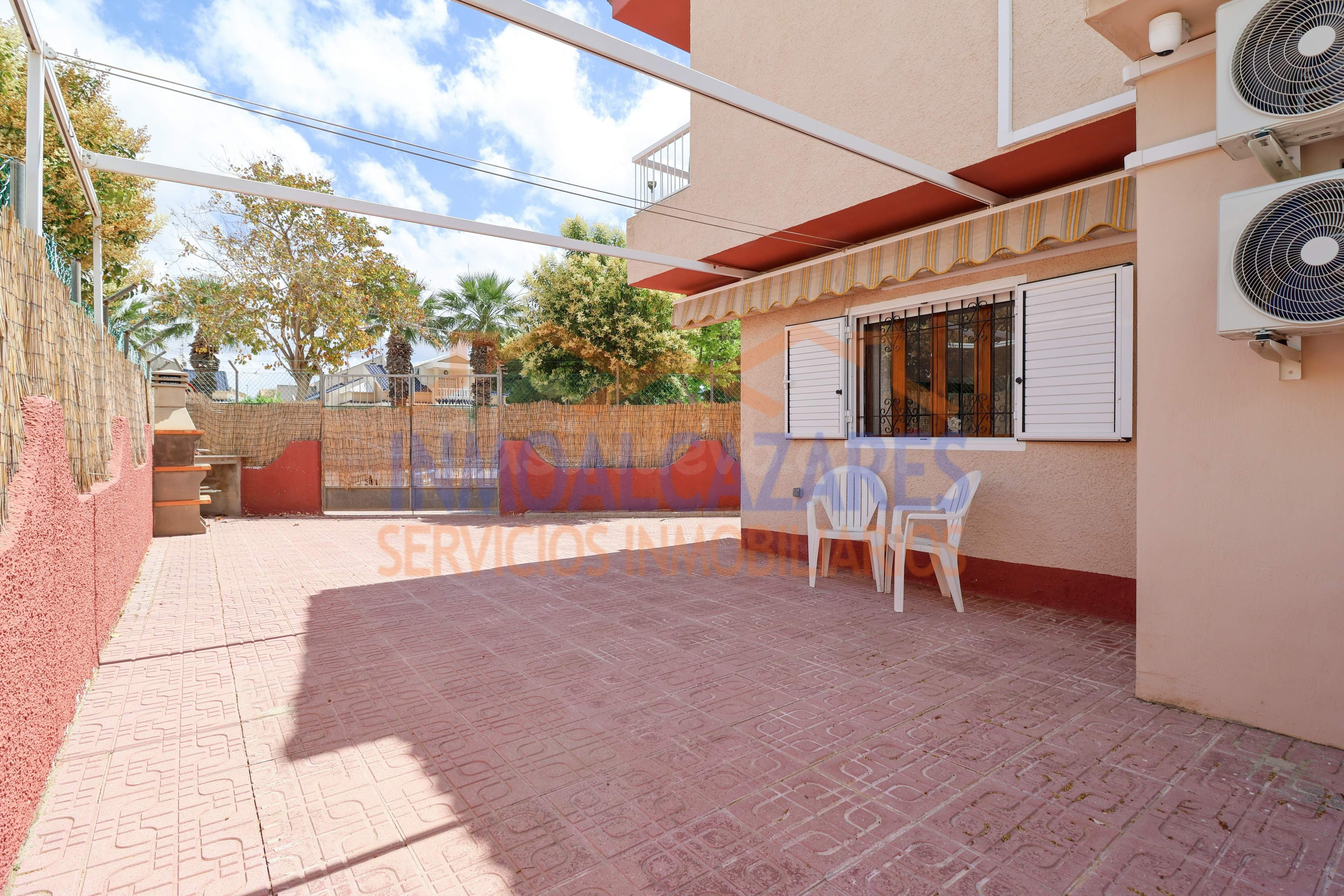 ESTUPENDO DÚPLEX CON JARDÍN EN ESQUINA, DE 2 habitaciones, A 550 m DE LA PLAYA, EN LOS ALCÁZARES, MURCIA