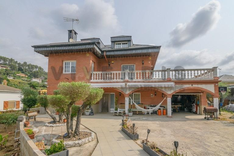 CASA A CORBERA DE LLOBREGAT · ESPAI, COMODITAT I QUALITAT DE