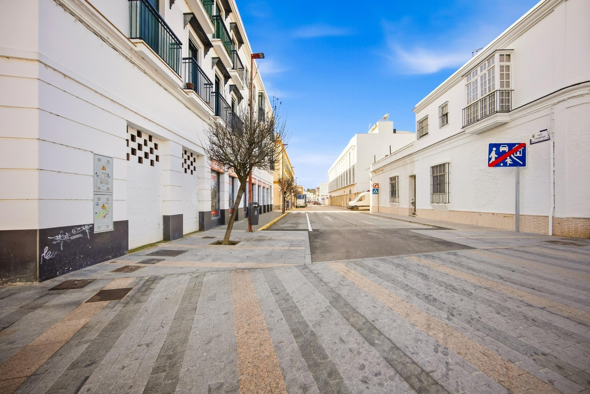 NAVE / LOCAL COMERCIAL EN PLENO CENTRO DE CHICLANA - foto 2