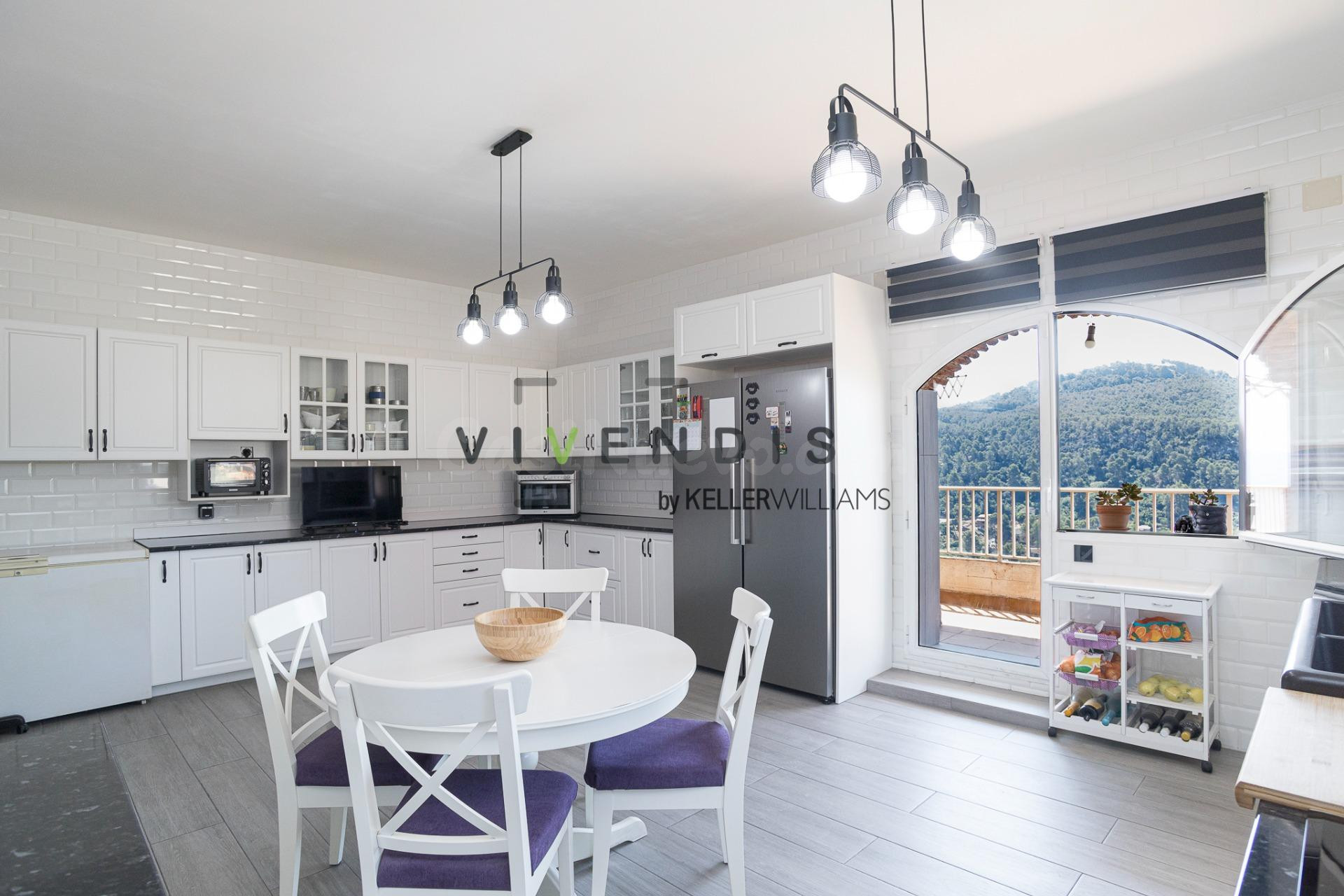 CASA REFORMADA EN CREU SUSSALBA · CORBERA DE LLOBREGAT - foto 2