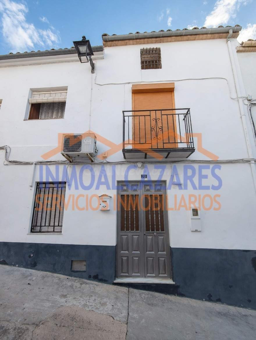 CASA DE 3 PLANTAS CON TERRAZAS, PATIO Y BAJO CUBIERTA DIÁFANO. A POCOS MINUTOS DEL CENTRO, EN VILLACARRILLO, JAÉN