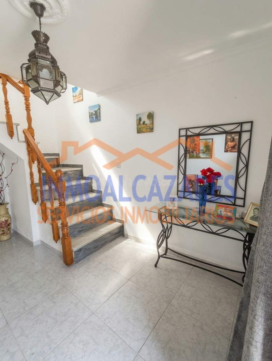 CASA DE 3 PLANTAS CON TERRAZAS, PATIO Y BAJO CUBIERTA DIÁFANO. A POCOS MINUTOS DEL CENTRO, EN VILLACARRILLO, JAÉN - foto 2