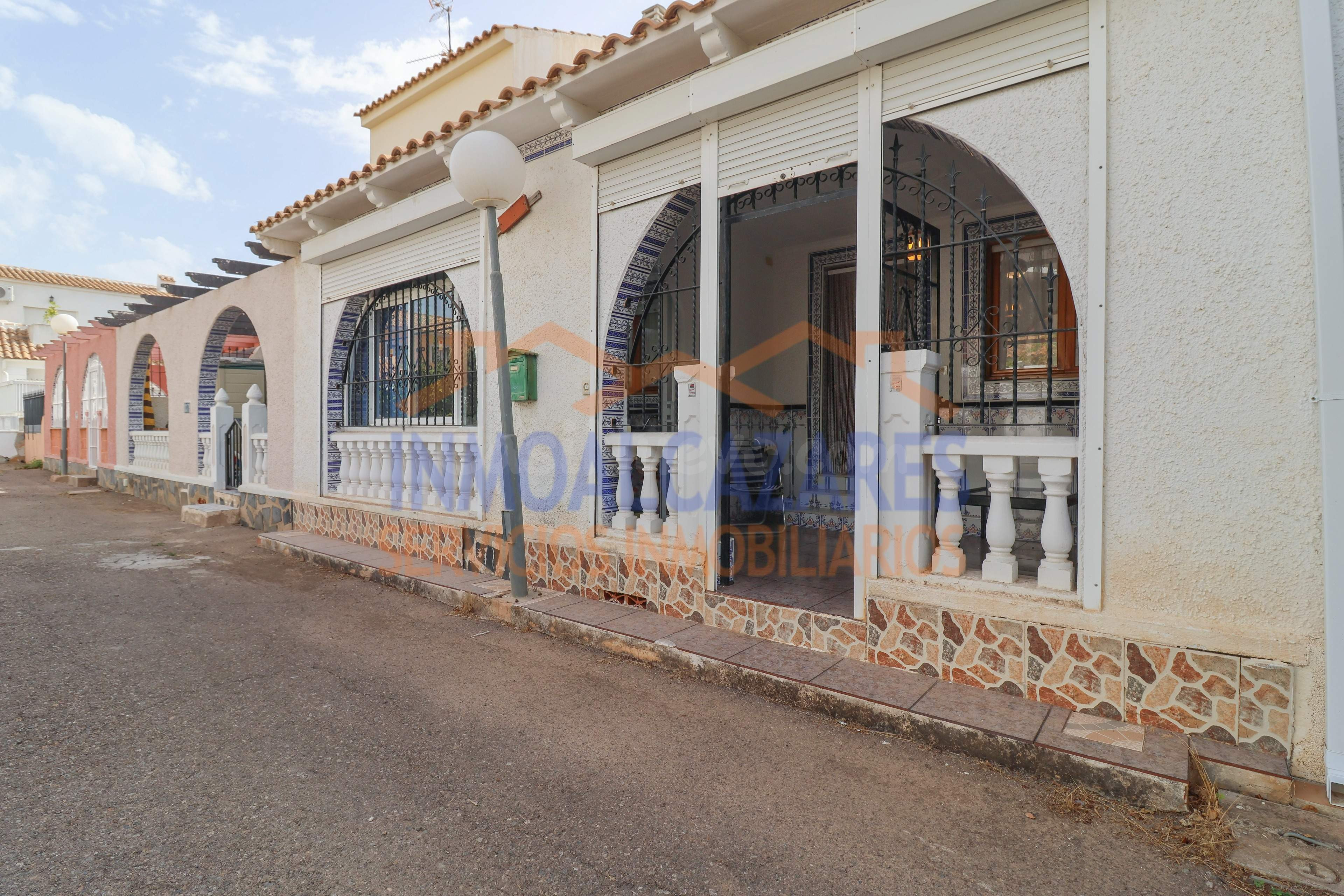 DUPLEX DE 4 DORMITORIOS, 2 BAÑOS, PORCHE Y SOLARIUM. EN URB.