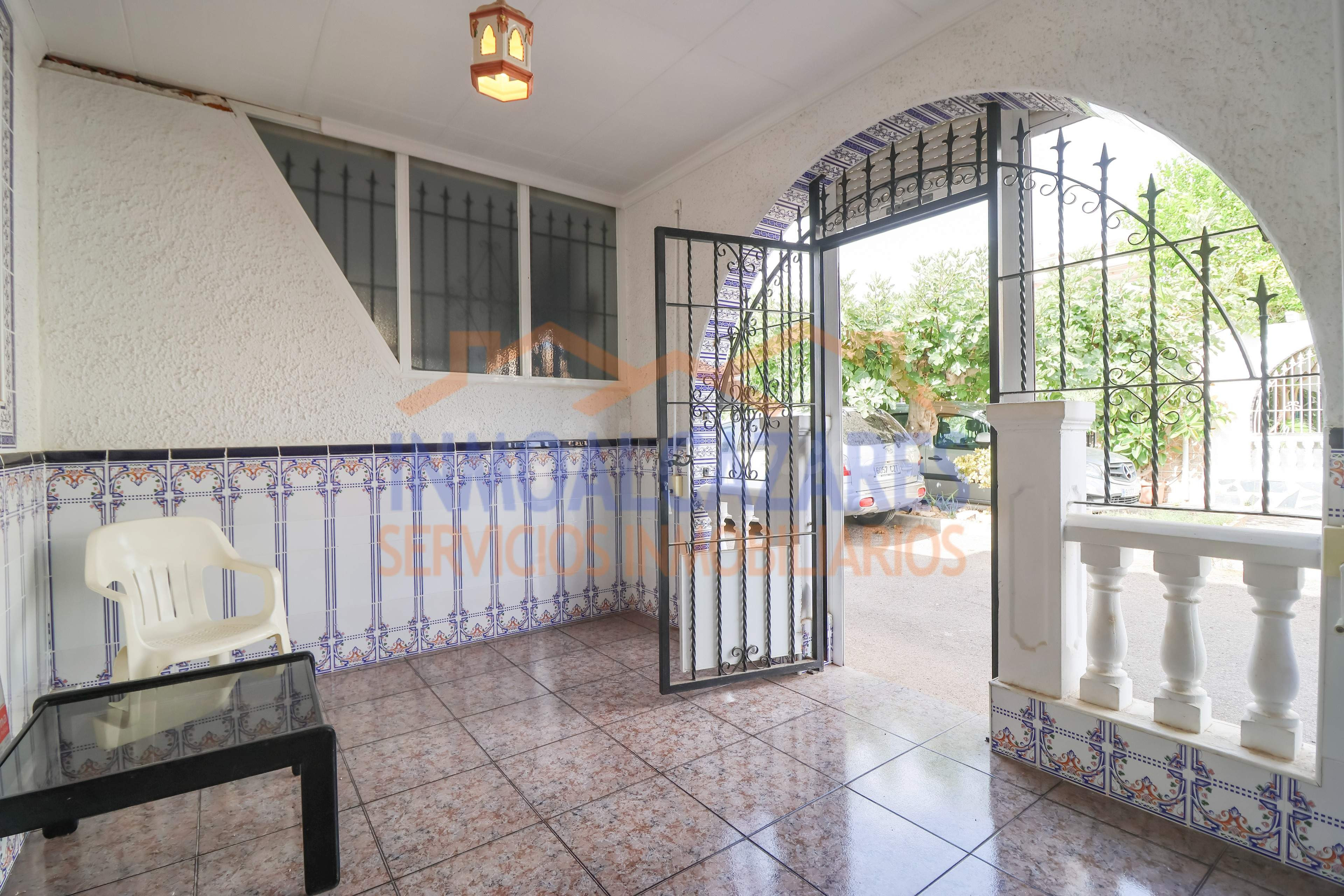 DUPLEX DE 4 DORMITORIOS, 2 BAÑOS, PORCHE Y SOLARIUM. EN URB. - foto 2