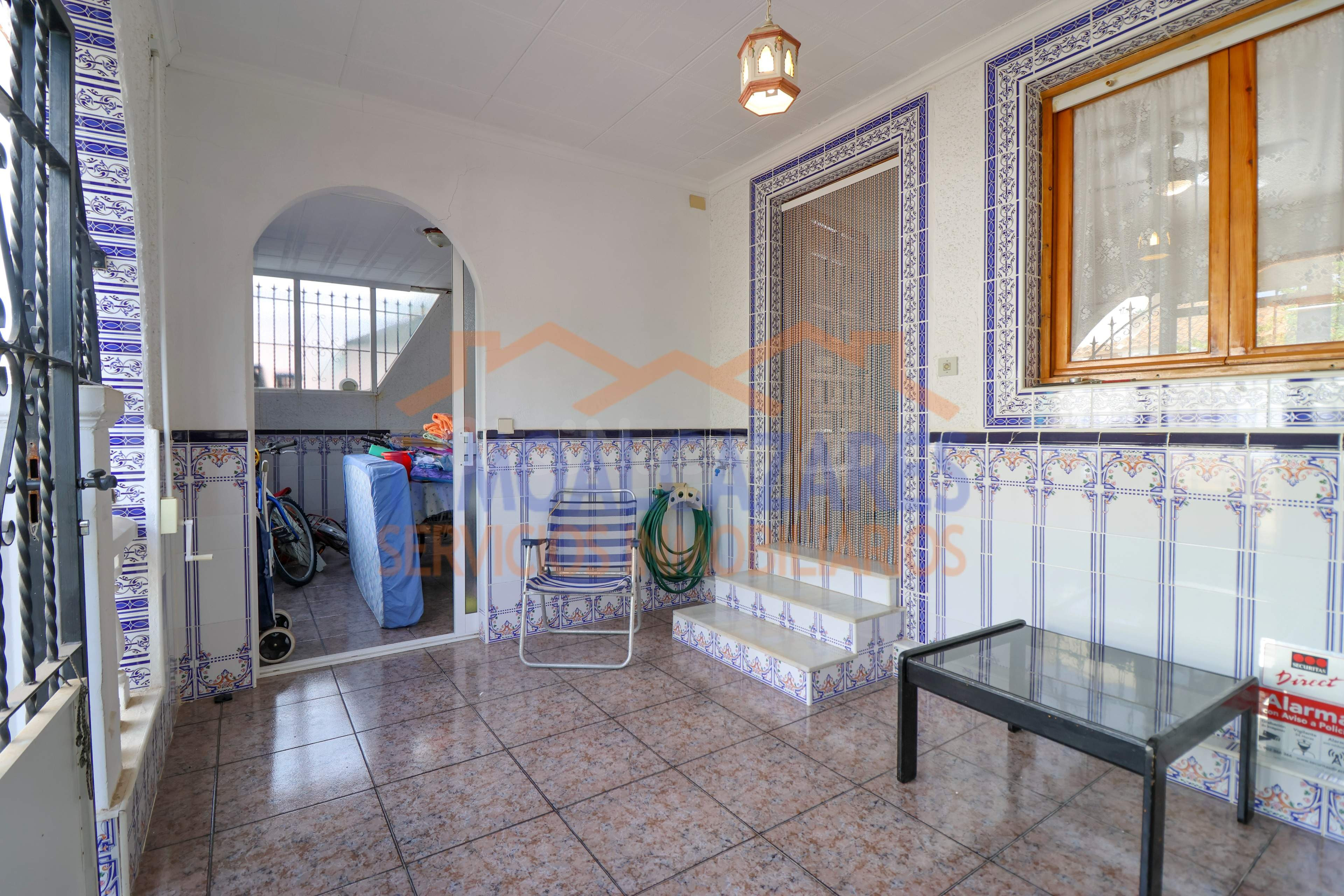DUPLEX DE 4 DORMITORIOS, 2 BAÑOS, PORCHE Y SOLARIUM. EN URB. - foto 3