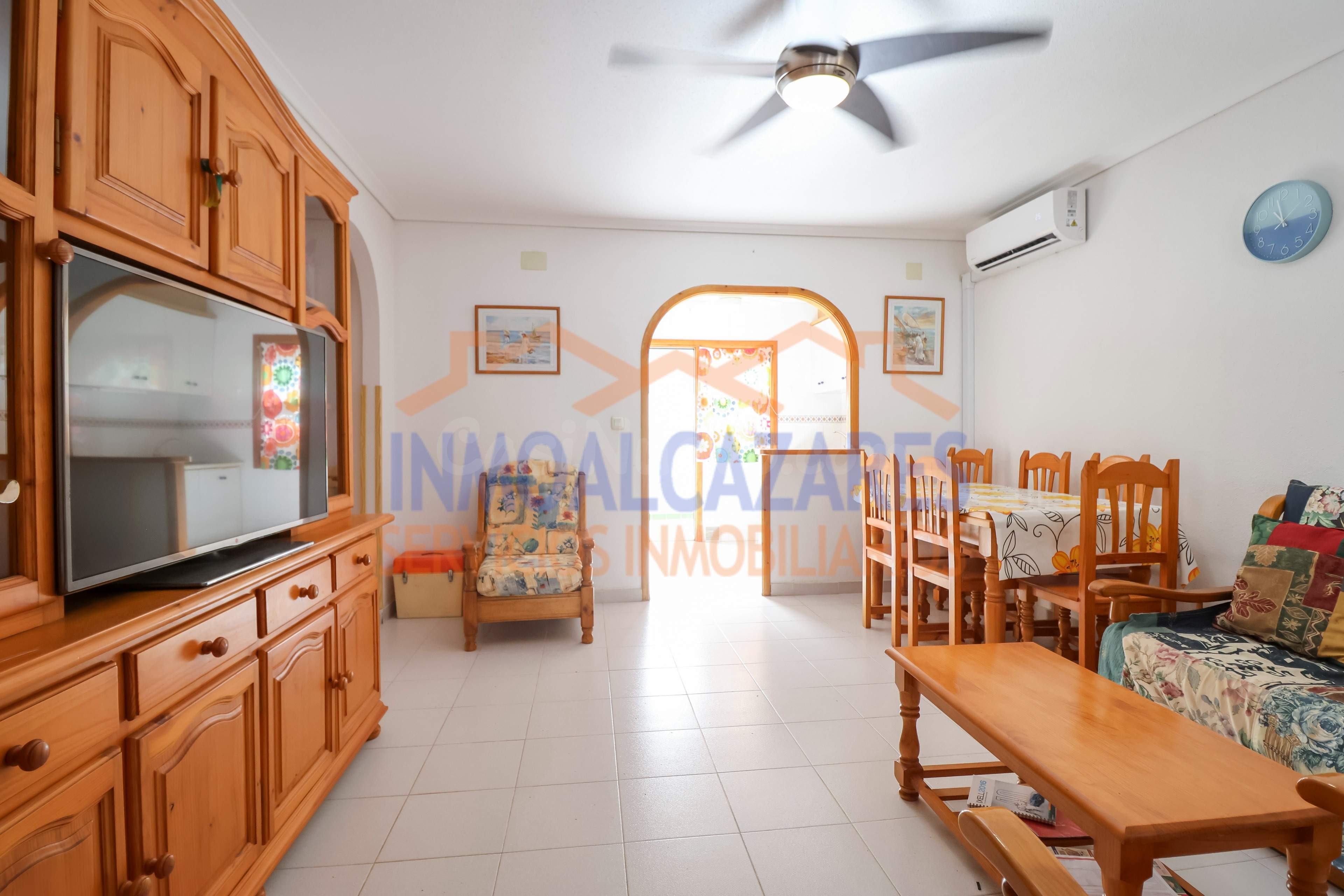 DUPLEX DE 4 DORMITORIOS, 2 BAÑOS, PORCHE Y SOLARIUM. EN URB. - foto 4