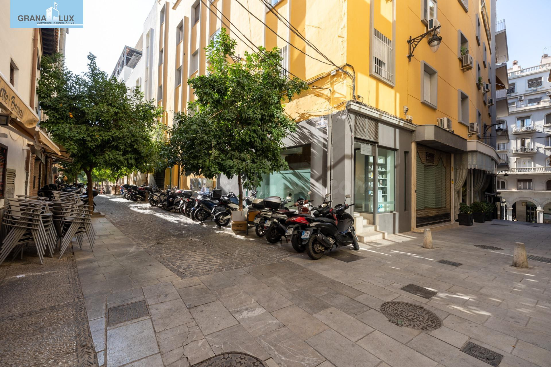 LOCAL COMERCIAL de 210 EN GRANADA.