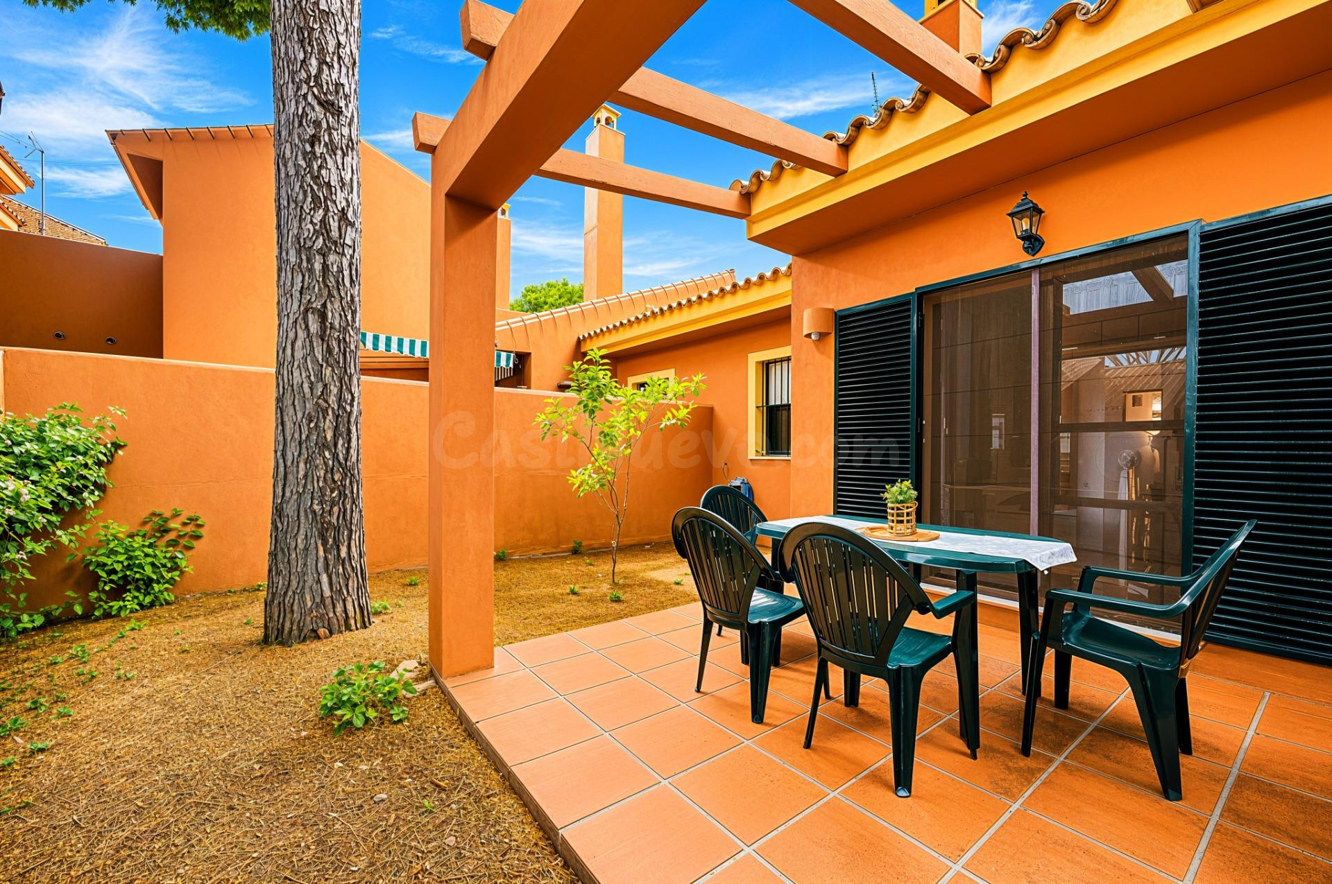 VIVIENDA EN PLANTA BAJA EN URBANIZACION CON PISCINA