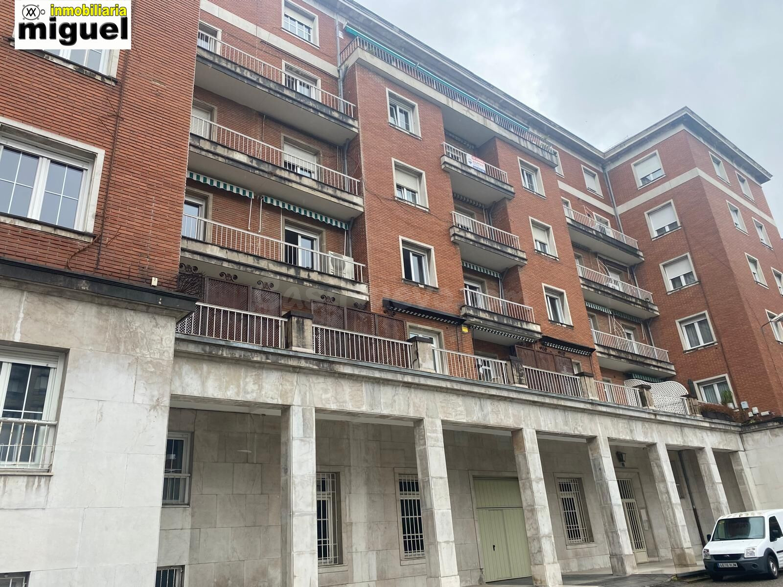 Gran piso de 321m2 con garaje cerrado y aparcamiento en urbanización — una oportunidad única en el centro de Torrelavega.