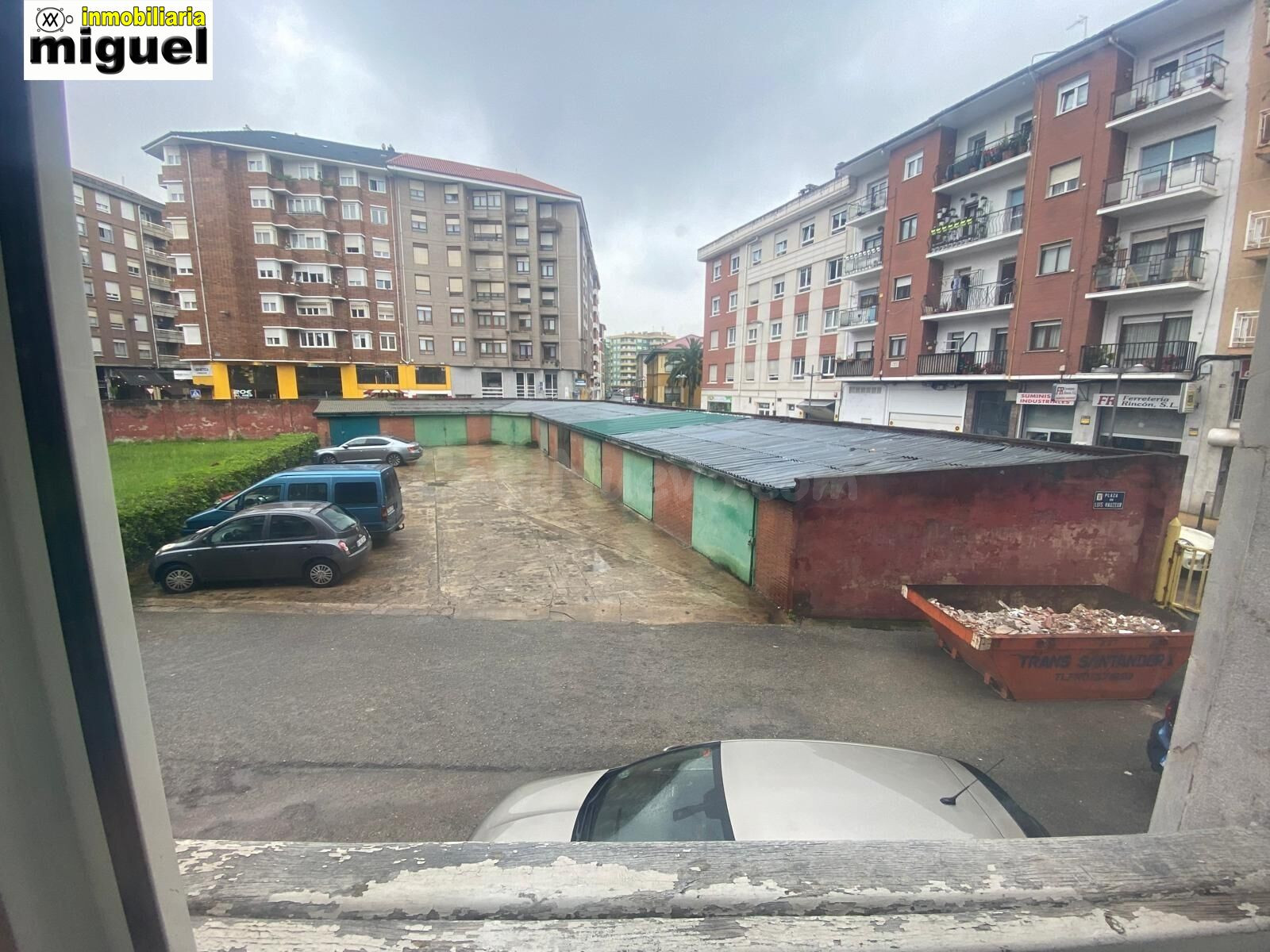 Gran piso de 321m2 con garaje cerrado y aparcamiento en urbanización — una oportunidad única en el centro de Torrelavega. - foto 2