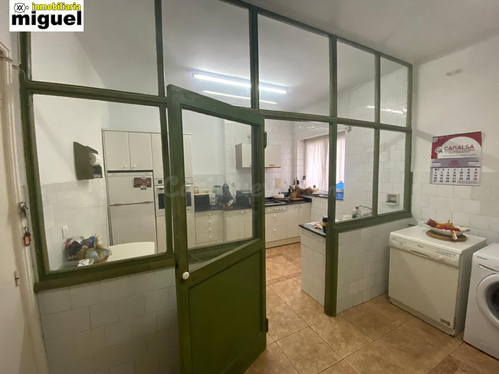 Gran piso de 321m2 con garaje cerrado y aparcamiento en urbanización — una oportunidad única en el centro de Torrelavega. - foto 3
