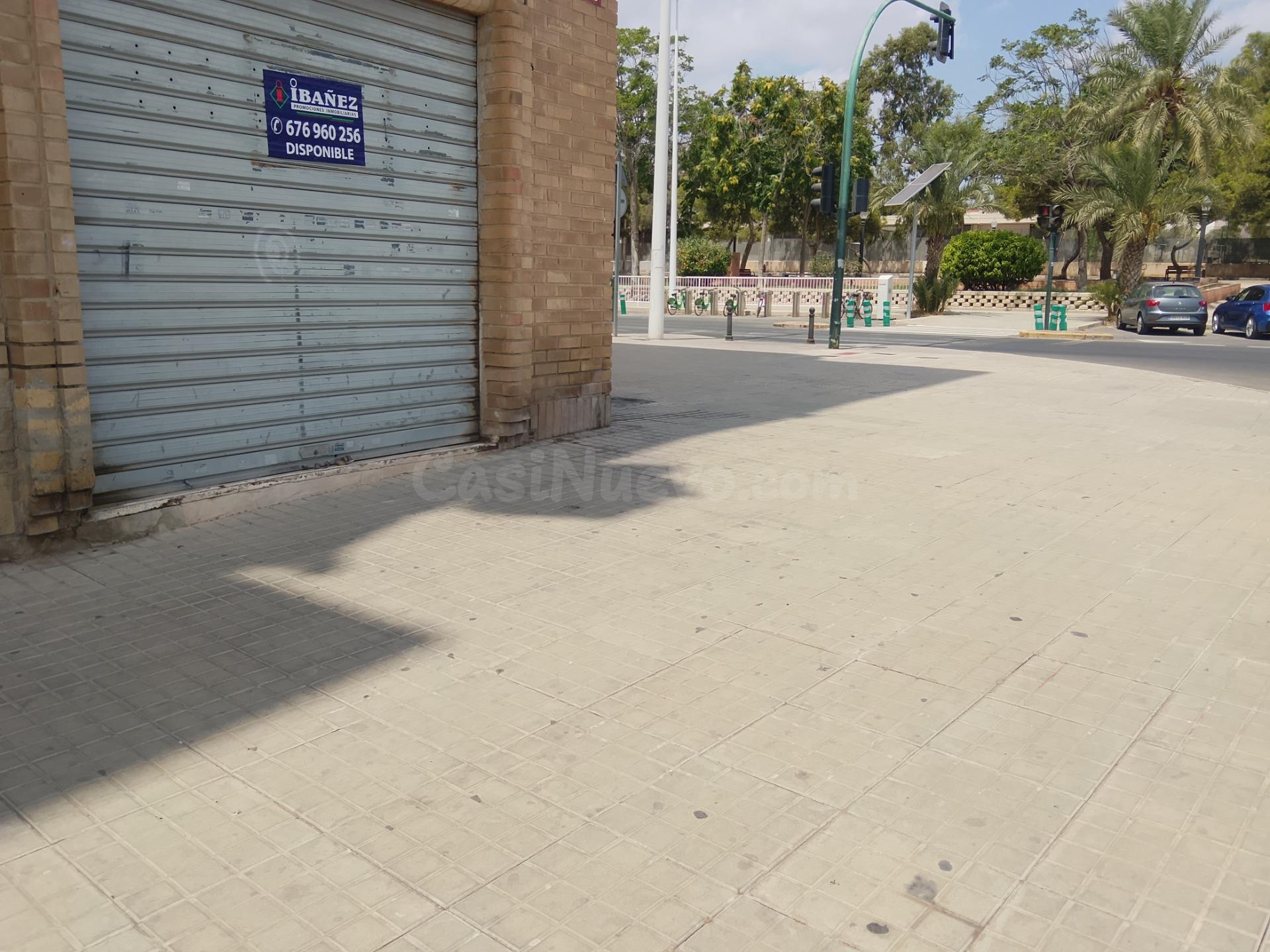 Amplio Local Comercial en Esquina - Oportunidad en San Crisp - foto 3