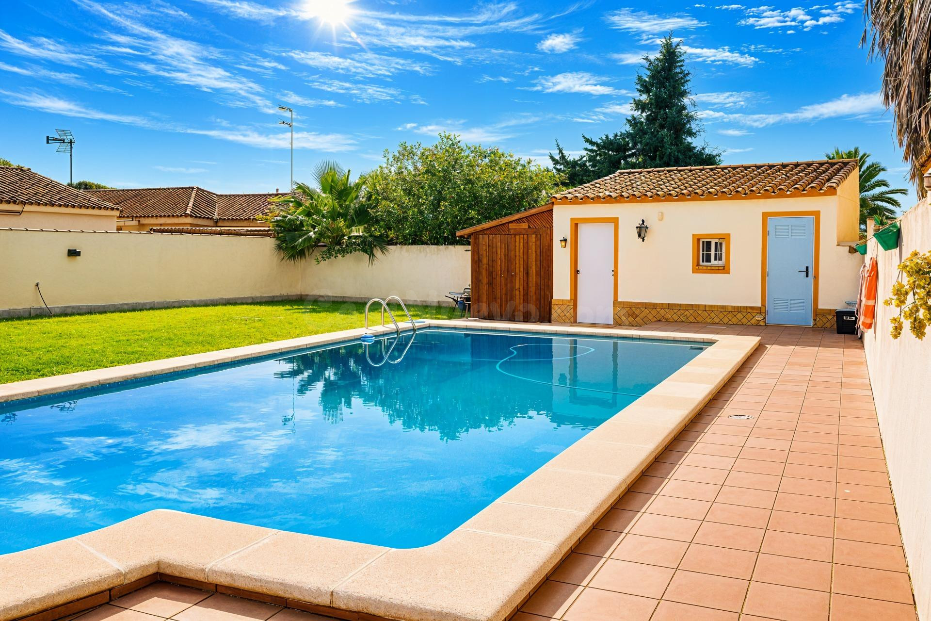 Chalet con 1000 m2 de parcela en Urbanización Los Gallos, co - foto 2