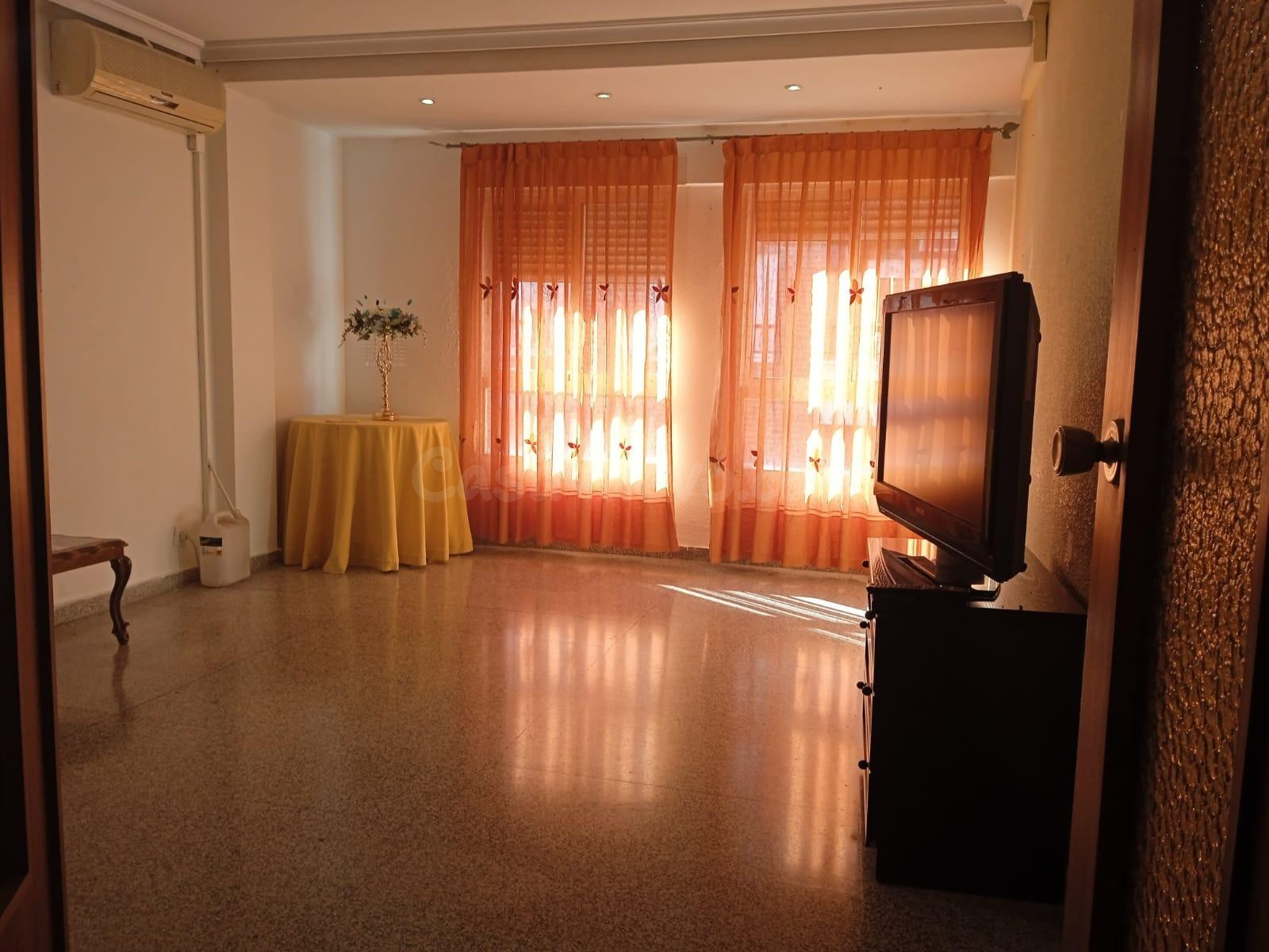 Amplio Piso de 4 habitaciones, ascensor y garaje y trastero! - foto 3