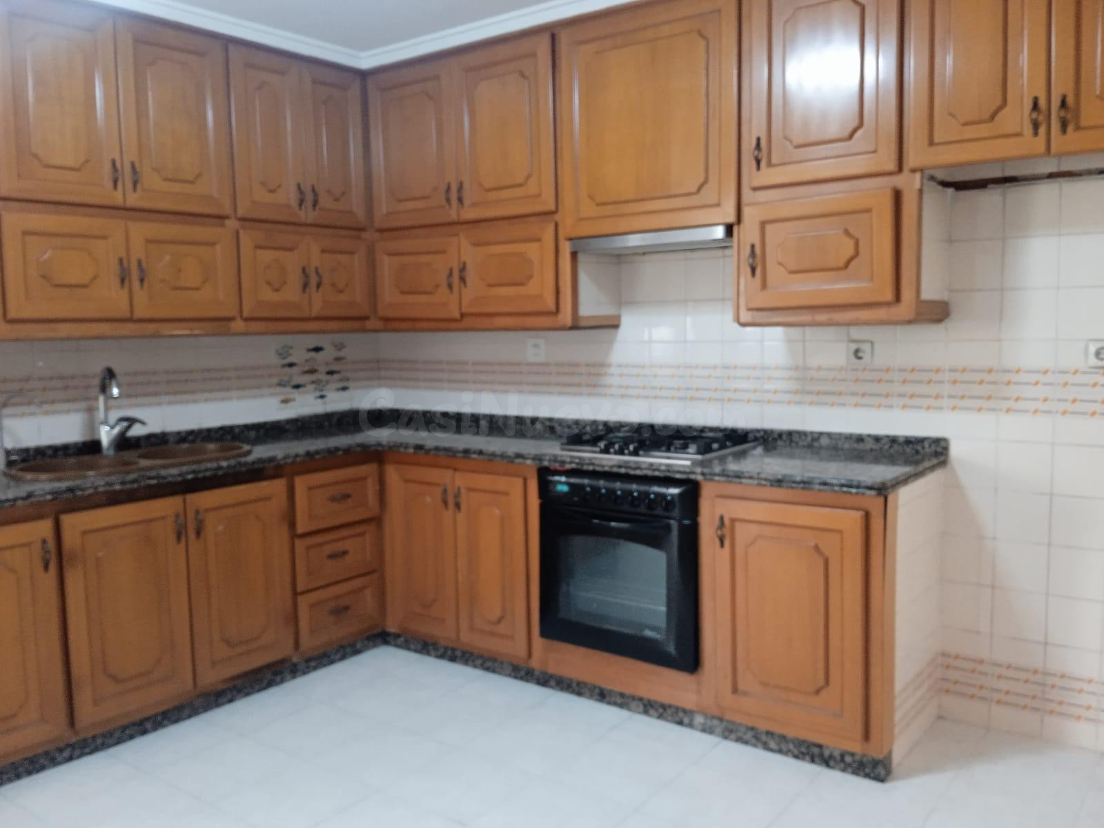 Amplio Piso de 4 habitaciones, ascensor y garaje y trastero! - foto 5