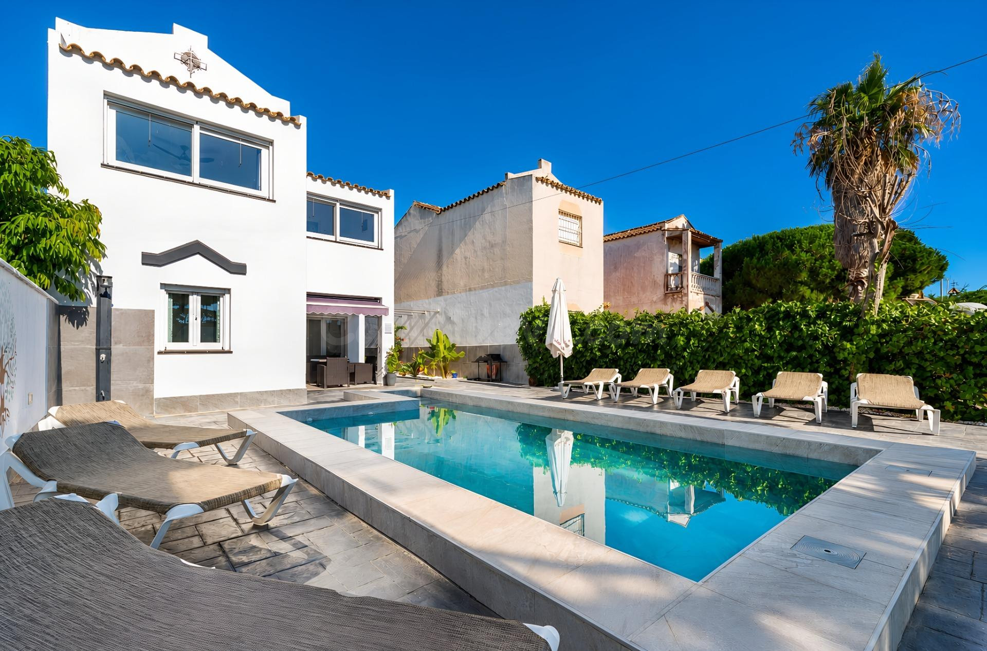 Elegancia, confort y piscina privada en la segunda pista de La Barrosa