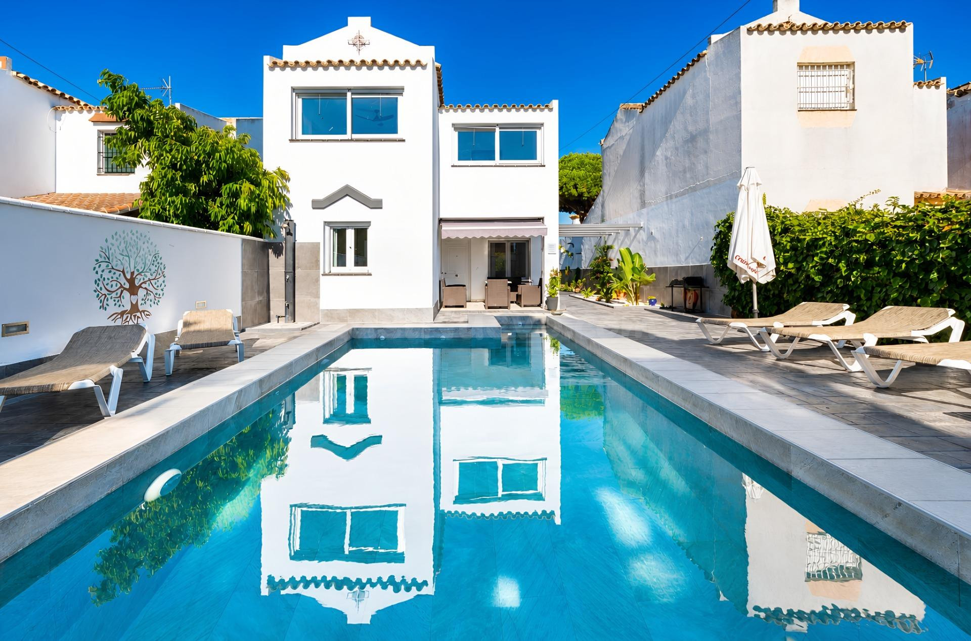 Elegancia, confort y piscina privada en la segunda pista de La Barrosa - foto 2