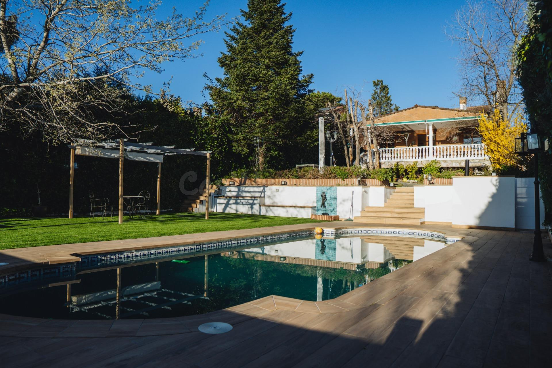 Chalet exclusivo con jardín para disfrutar en familia - foto 2
