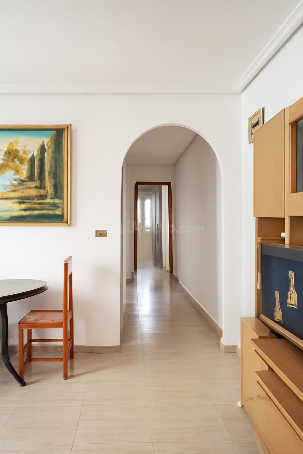¡Un hermoso apartamento de 2 dormitorios en el corazón de Torrevieja a un precio excelente! - foto 2