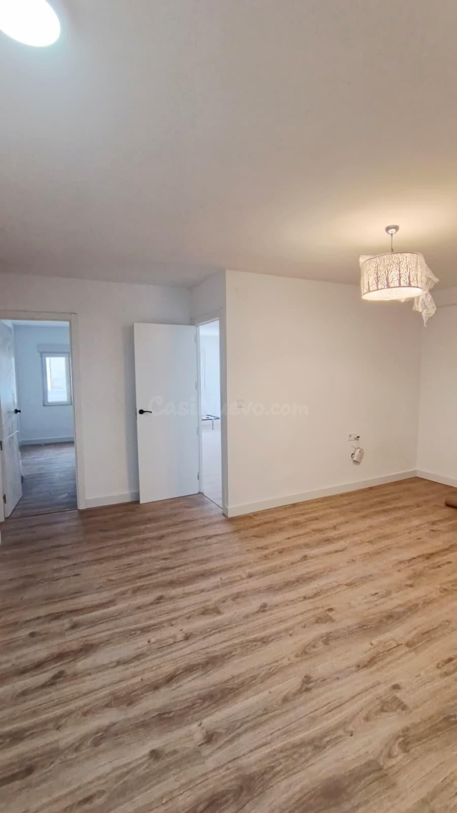 Apartamento renovado de 3 dormitorios con balcón en Torrevieja - foto 2