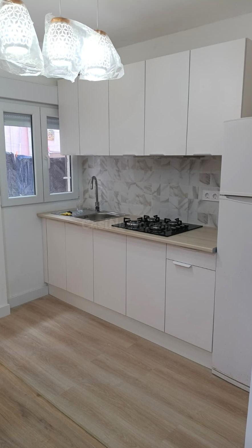 Apartamento renovado de 3 dormitorios con balcón en Torrevieja - foto 3