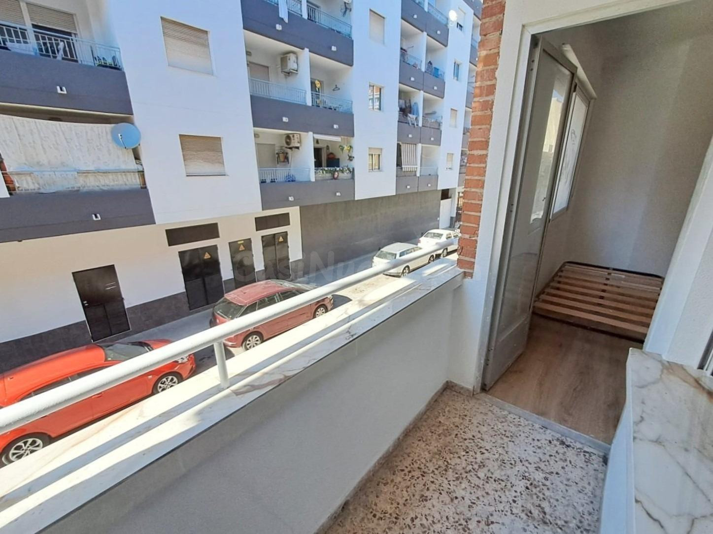 Apartamento renovado de 3 dormitorios con balcón en Torrevieja - foto 4