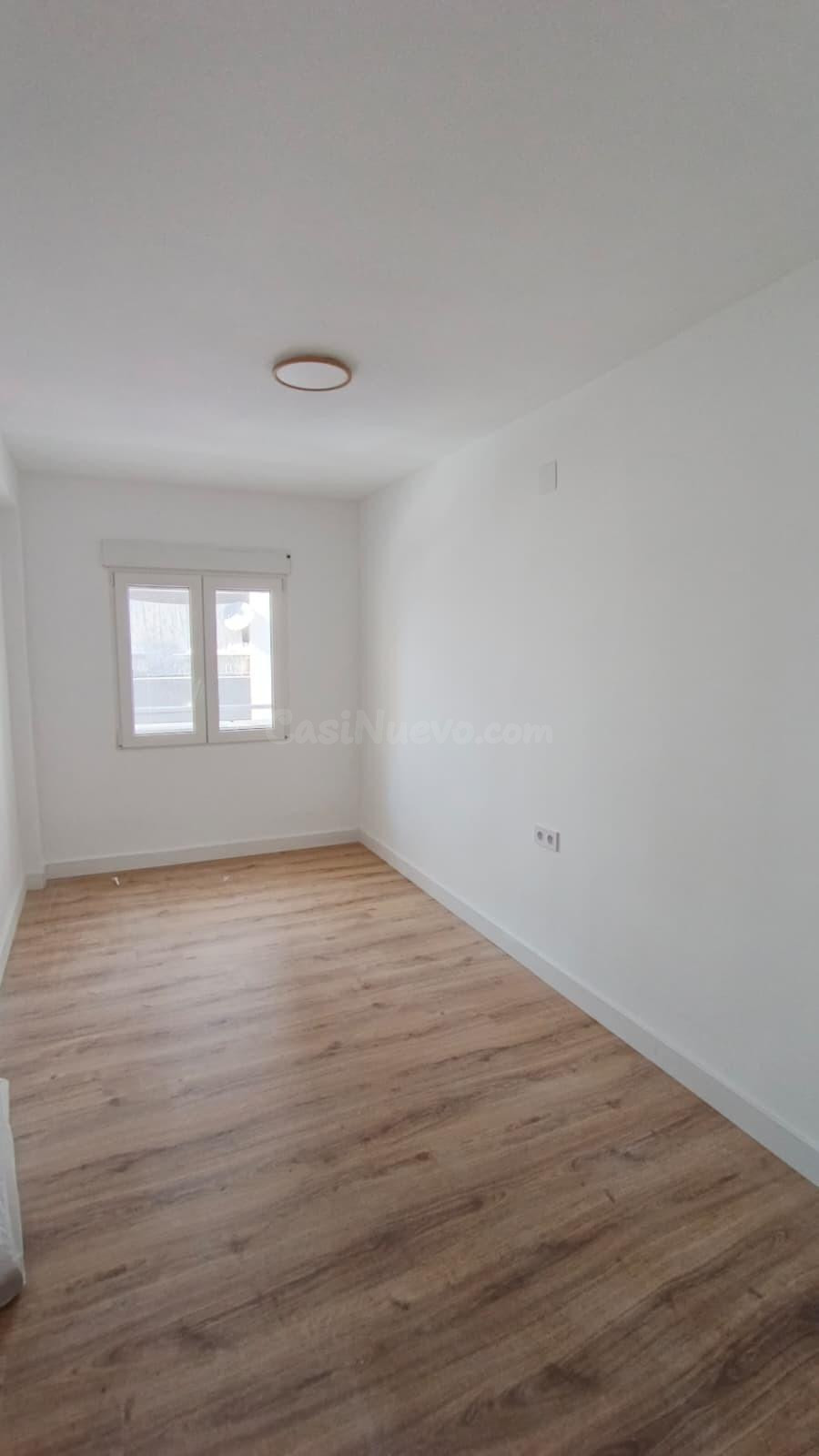 Apartamento renovado de 3 dormitorios con balcón en Torrevieja - foto 5