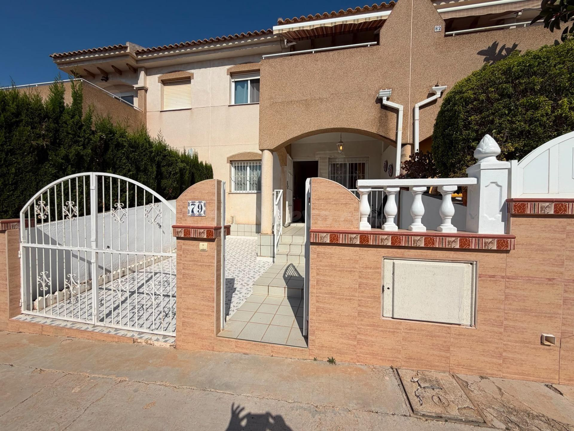 Casa de una sola planta en Aguas Nuevas con 2 dormitorios, 1 baño y piscina comunitaria