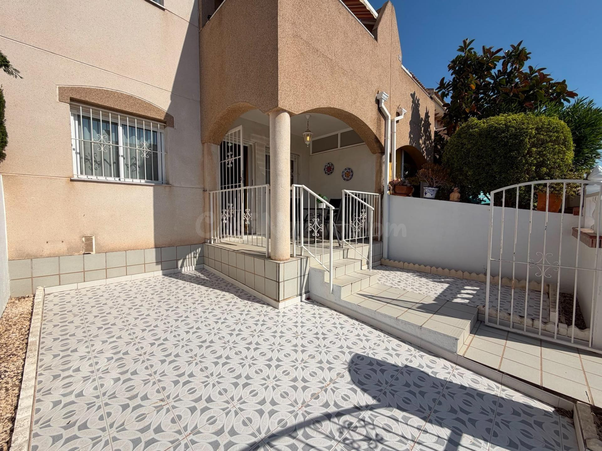 Casa de una sola planta en Aguas Nuevas con 2 dormitorios, 1 baño y piscina comunitaria - foto 2