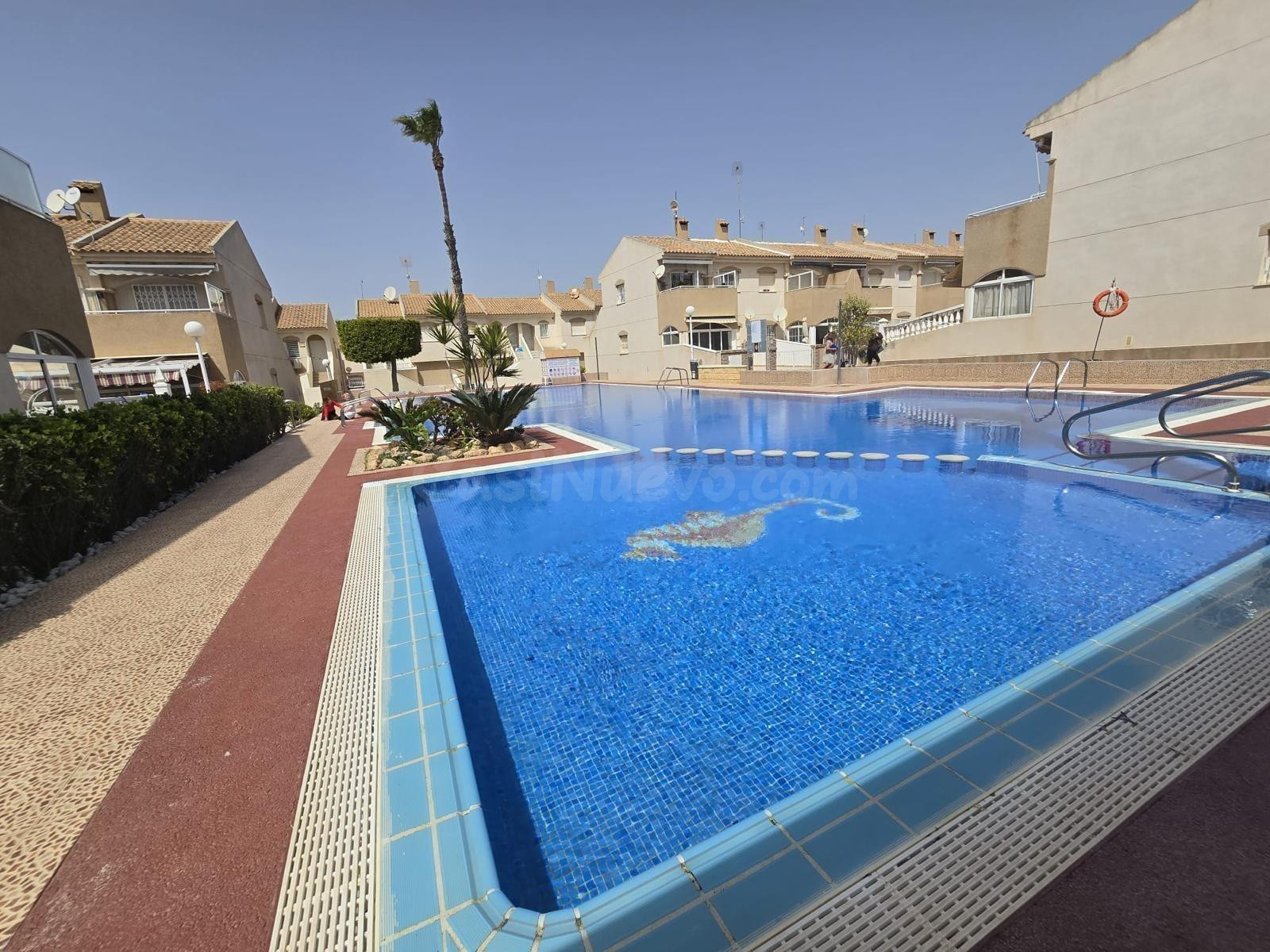 Casa de una sola planta en Aguas Nuevas con 2 dormitorios, 1 baño y piscina comunitaria - foto 4