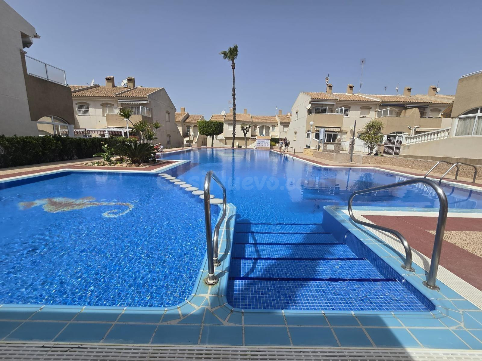 Casa de una sola planta en Aguas Nuevas con 2 dormitorios, 1 baño y piscina comunitaria - foto 5