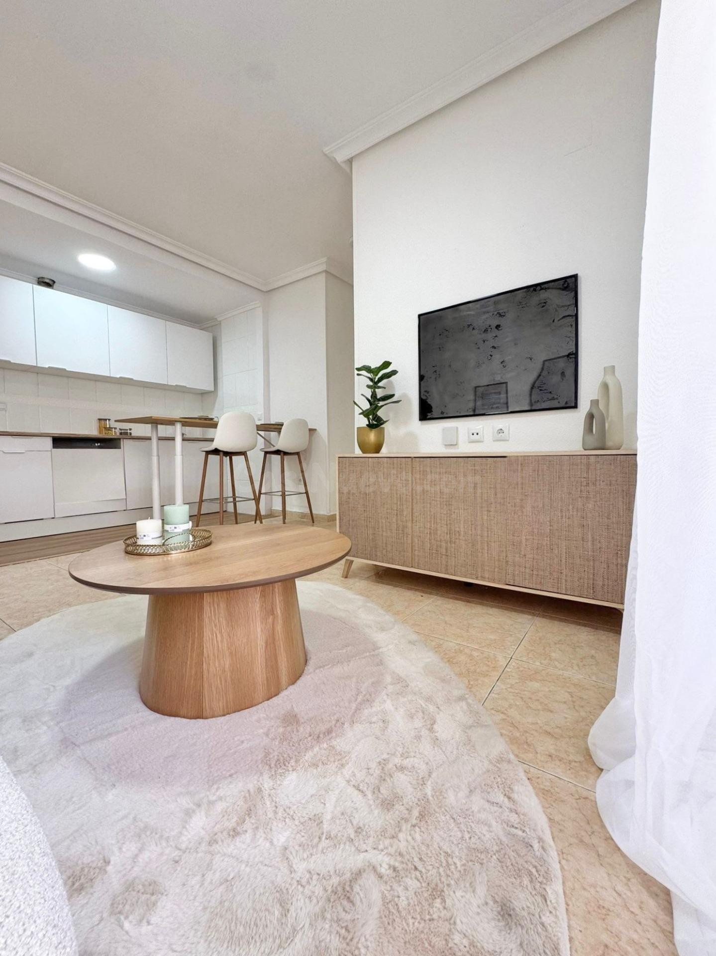 Apartamento reformado de 2 dormitorios con balcón en Torrevieja