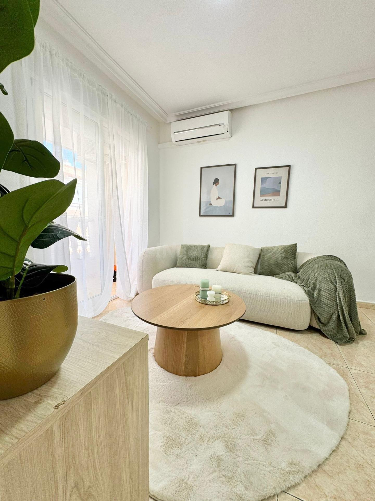 Apartamento reformado de 2 dormitorios con balcón en Torrevieja - foto 2