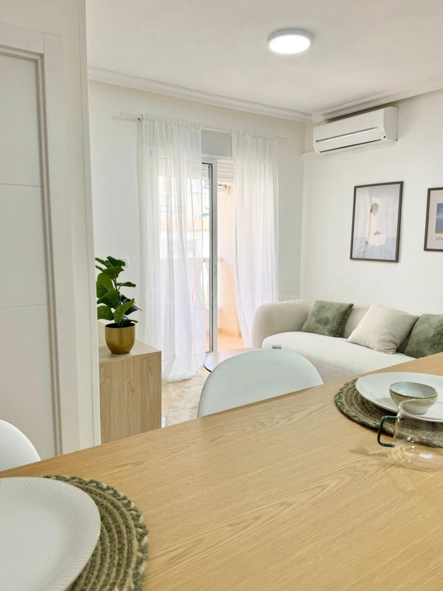 Apartamento reformado de 2 dormitorios con balcón en Torrevieja - foto 3