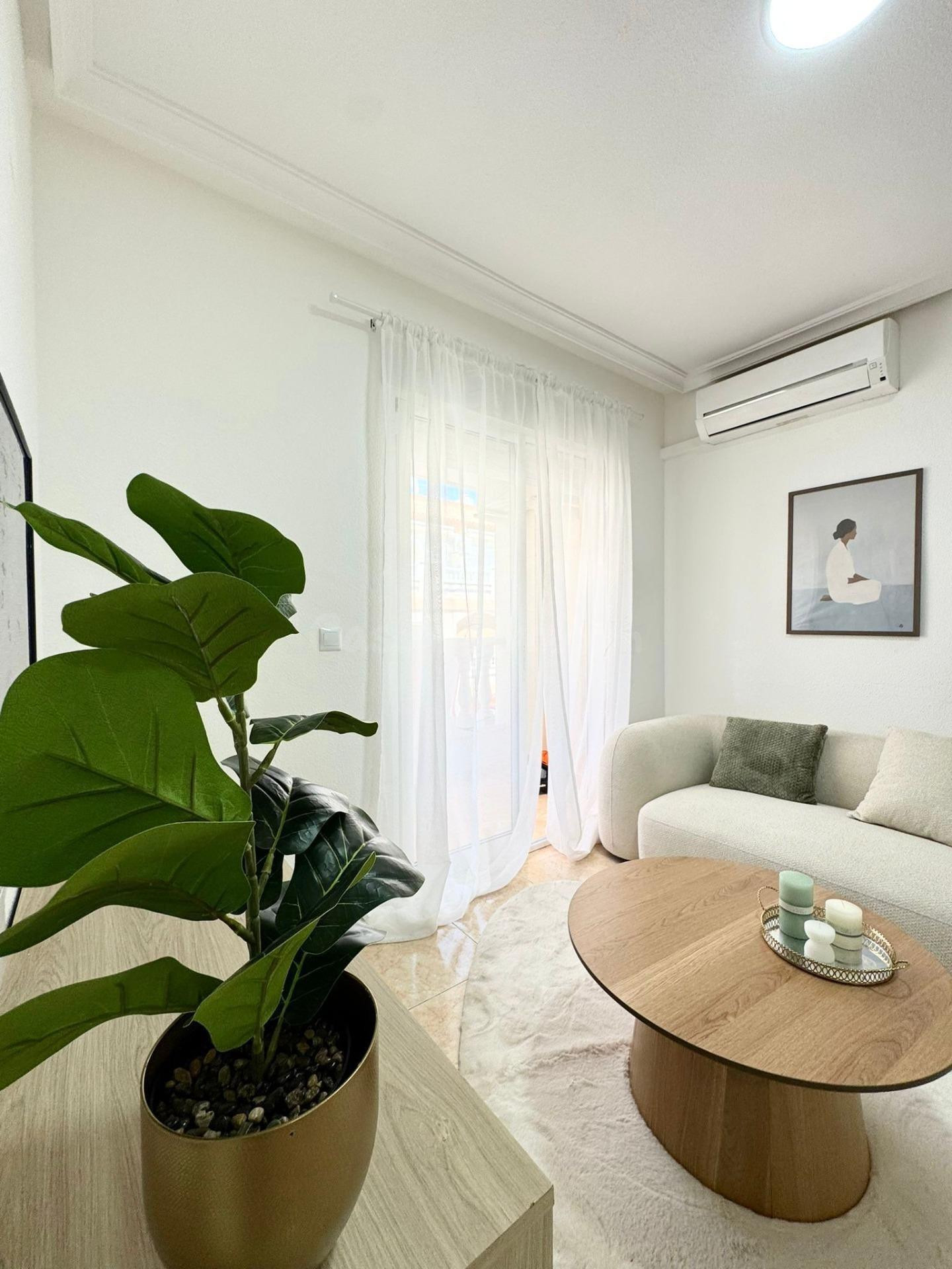 Apartamento reformado de 2 dormitorios con balcón en Torrevieja - foto 4